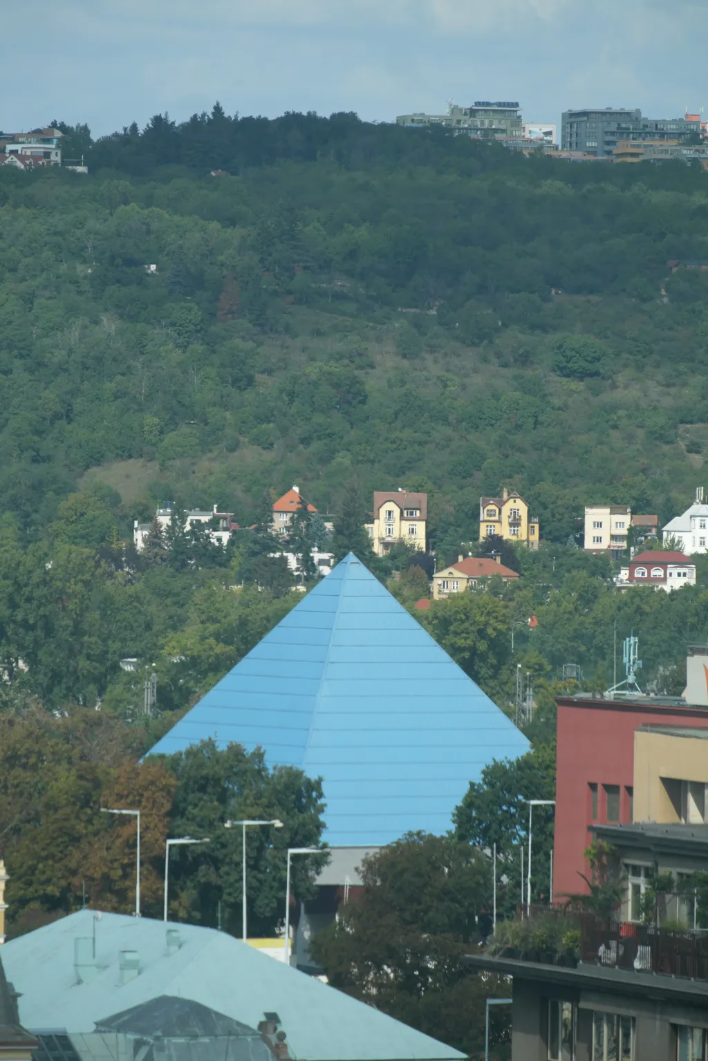 Markéta Othová (Veletržní palác, 16. 10. 2020 – 28. 2. 2021). I tato fotografka paří ke střední umělecké generaci. Ve své tvorbě se soustředí na neinscenované okamžiky, které „třídí“ do lyrických sérií