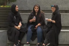 Šátky na volno, případně žádné. Mladé Íránky vzdorují režimu, úřady posílily morální policii