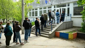 Lidé čekají před volební místností v Budapešti