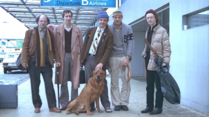 Allen Ginsberg (vlevo) na letišti ve Frankfurtu v roce 1978, uprostřed jeho přítel Peter Orlovsky