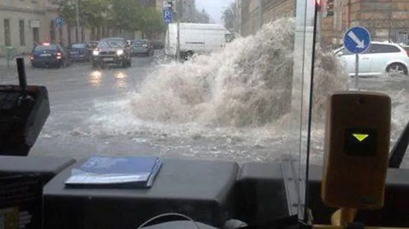 Kanály v Karlíně chrlí vodu po bleskové povodni