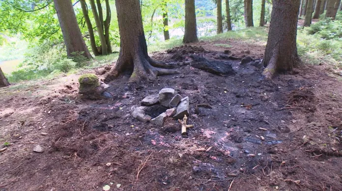 Rozšíření plamenů do okolí nezabránily ani kameny kolem ohniště