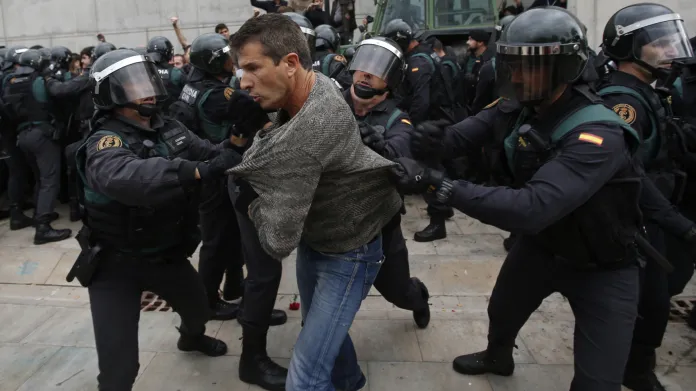 Policie brání v hlasování lidem poblíž Girony, kde měl hlasovat i katalánský premiér Carles Puigdemont