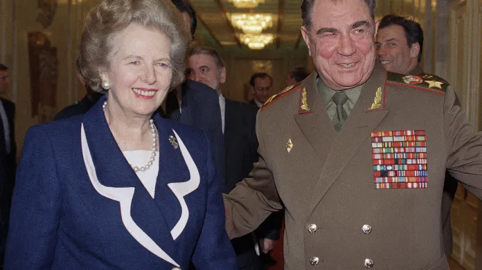 Margaret Thatcherová s Dmitrijem Jazovem při návštěvě Moskvy