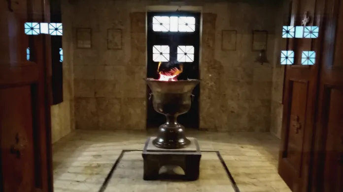 Věčný oheň v zoroastrijském chrámu ohně v Jazdu