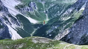 Nejdelší slackline světa překlenula alpské údolí