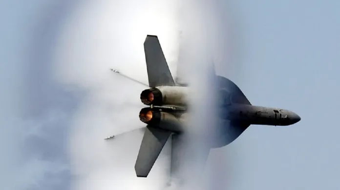 Letoun F-18 překonávající hranici zvuku