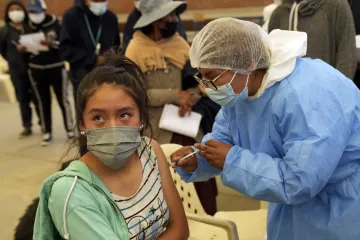 Pandemie ve světě: V USA doporučili vakcínu pro děti od pěti let, jednu dávku už dostala půlka planety