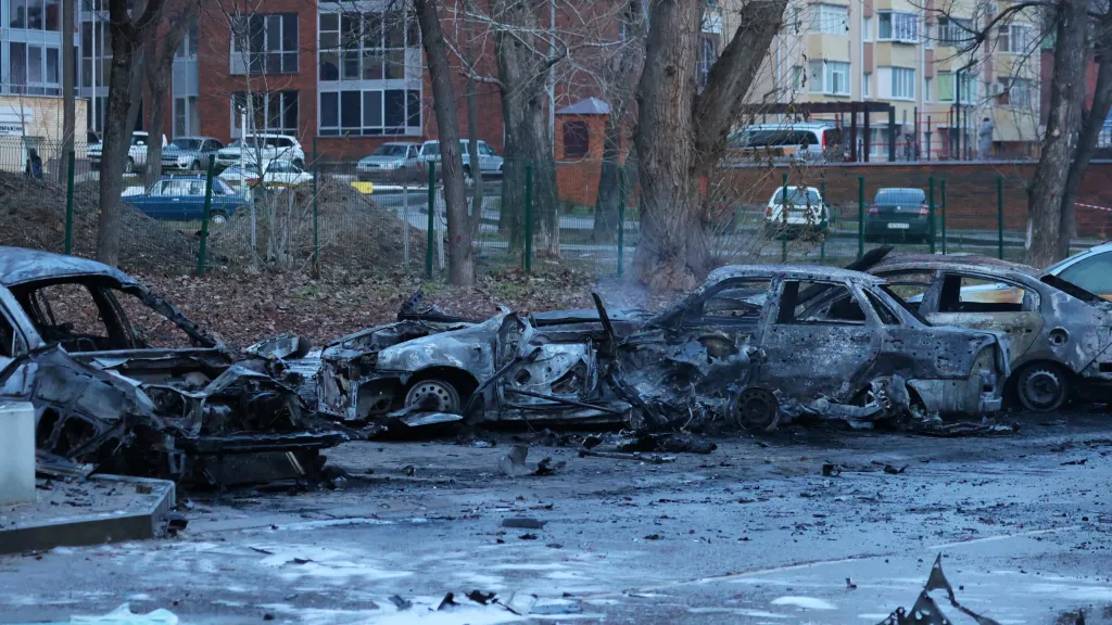 Zničené vozy po útoku v Bělgorodu