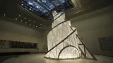 Fontána světla od Ai Weiweie uvnitř budovy