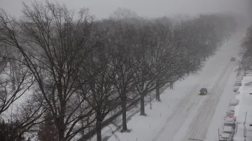 Sněhem pokrytá Central Park West avenue v New Yorku