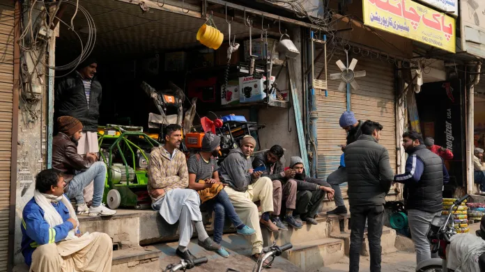 Prodavači na trhu v Láhauru čekají na obnovení dodávek elektřiny