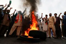 Příznivci expremiéra Imrana Chána v Pákistánu zablokovali silnice
