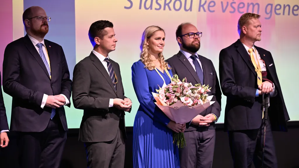 Noví místopředsedové KDU-ČSL, zleva Eduard Hulicius, Jiří Horák, Monika Brzesková, Václav Pláteník a poslanec Pavel Bělobrádek