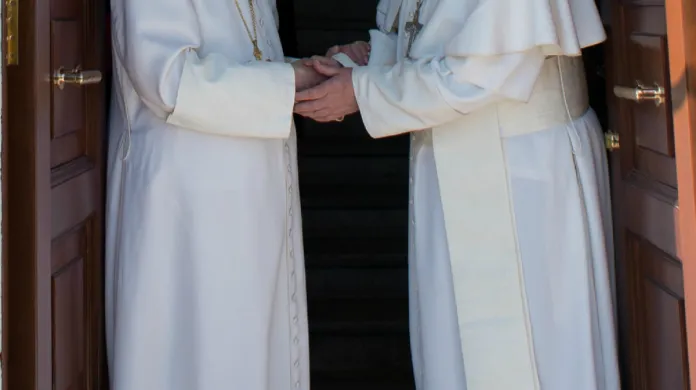 Dva papežové va Vatikánu. František vítá Benedikta