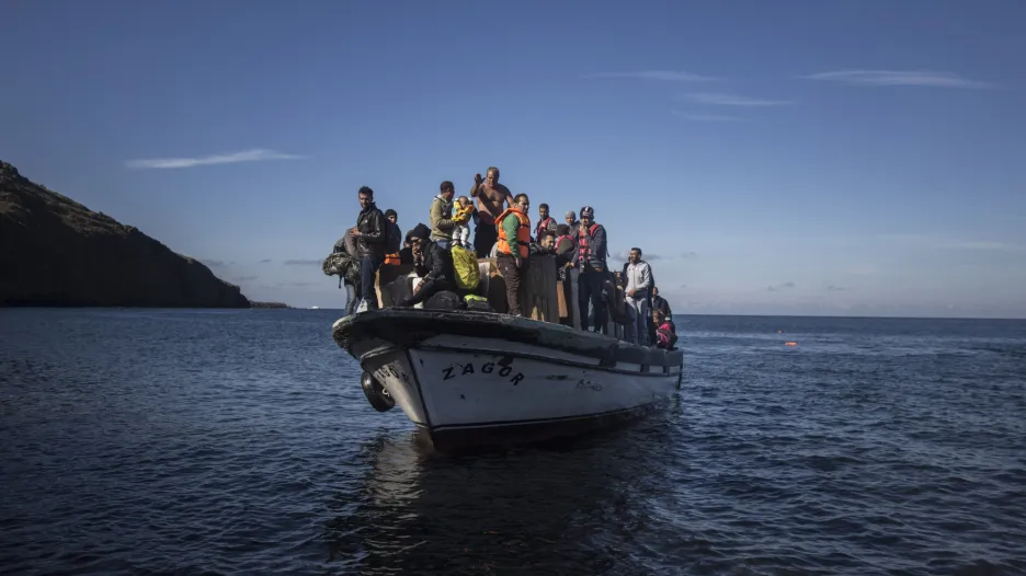 Uprchlická loď u břehů Řecka