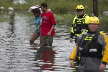 Bouře Florence se posouvá příliš pomalu. Američany neohrožuje vítr, ale hladina řek