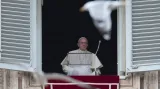 Papež při tradiční modlitbě na Svatopetrském náměstí