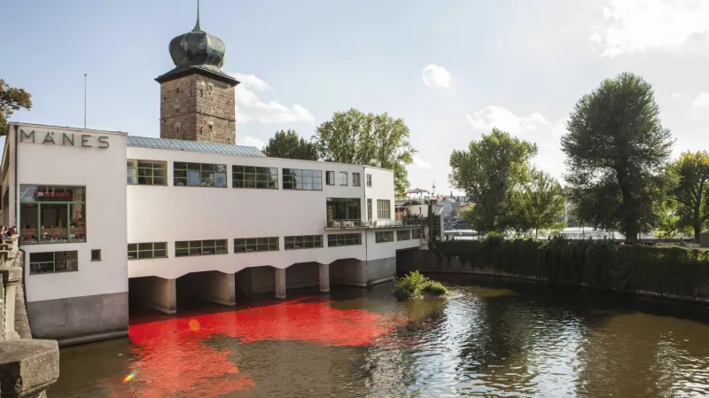 Vltava u Mánesa se zbarvila do ruda