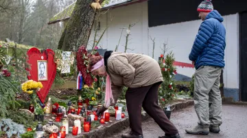 Památku prezidenta Václava Havla lidé uctili u jeho chalupy – na Hrádečku u Trutnova. Zapálili svíčku, postáli a zavzpomínali