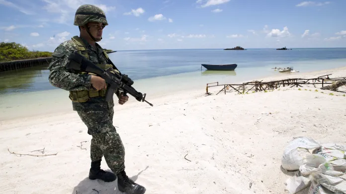 Filipínský voják na ostrově Pagasa, jednom ze Spratlyho ostrovů v Jihočínském moři