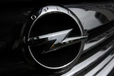 Francouzská PSA, která koupila Opel, chce od Američanů zpět část peněz. Auta moc dýmí