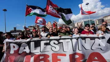 Lidé v italské Neapoli s transparentem „Svobodná Palestina“ během celostátní stávky pod heslem „Zablokujme všechno“ na znamení solidarity s Gazou a s výzvou k zastavení dodávek zbraní do Izraele (22. září 2025)