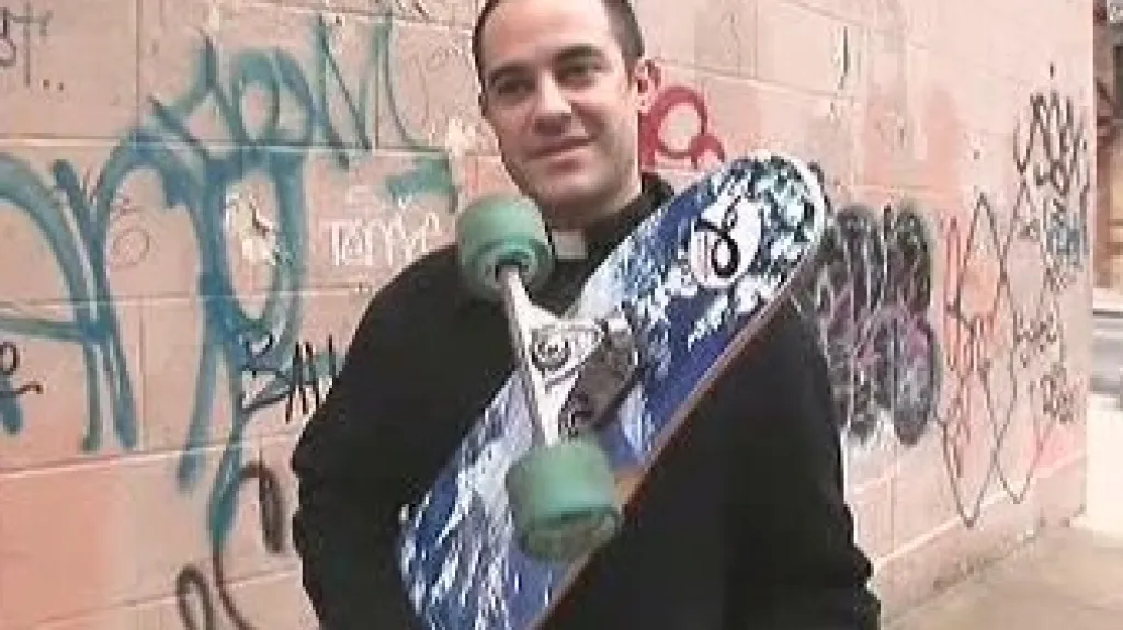 Kněz se skateboardem