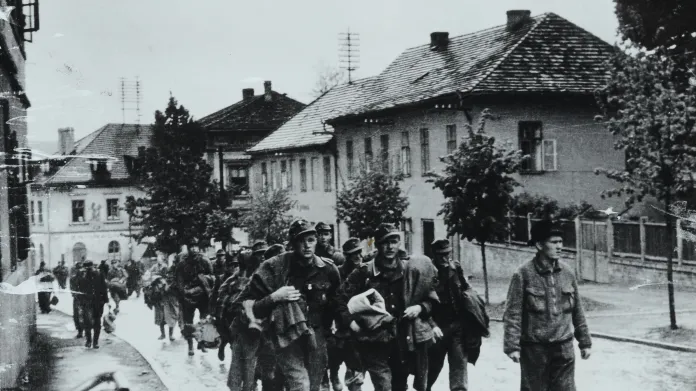 Zajatá německá posádka jde roztockou Nádražní ulicí. Květen 1945