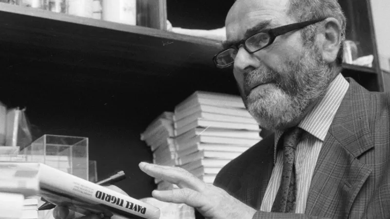 Pavel Tigrid s výtiskem své zřejmě nejznámější knihy Kapesní průvodce inteligentní ženy po vlastním osudu (1990)