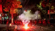 Střety demonstrantů s policií během protestů v Bělehradu