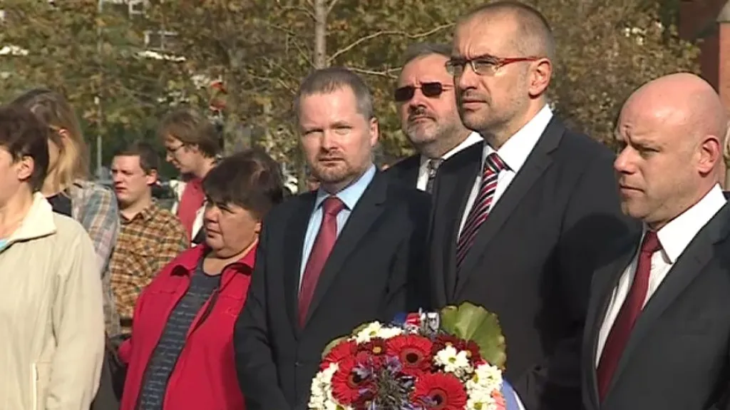 Při kladení věnce sklidil rektor Bek potlesk