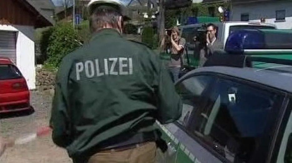 Německý policista vyšetřuje nález těl ve Weldenu