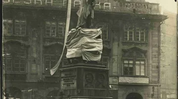 Zahalená socha maršála Radeckého na Malostranském náměstí v Praze.