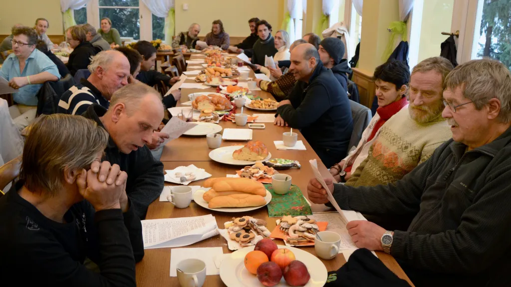 Lidé bez domova v Olomouci slavili Vánoce