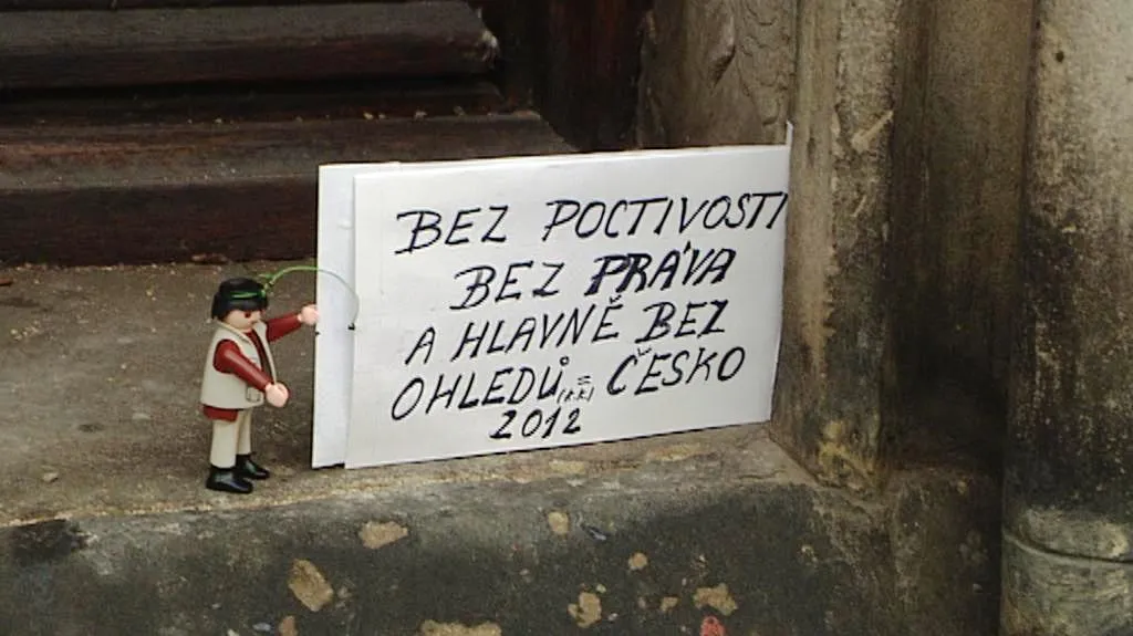 Demonstrace hraček na podporu Romana Týce