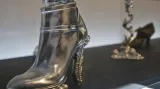 Boty Chanel (2010) vedle svícnu z roku 1897