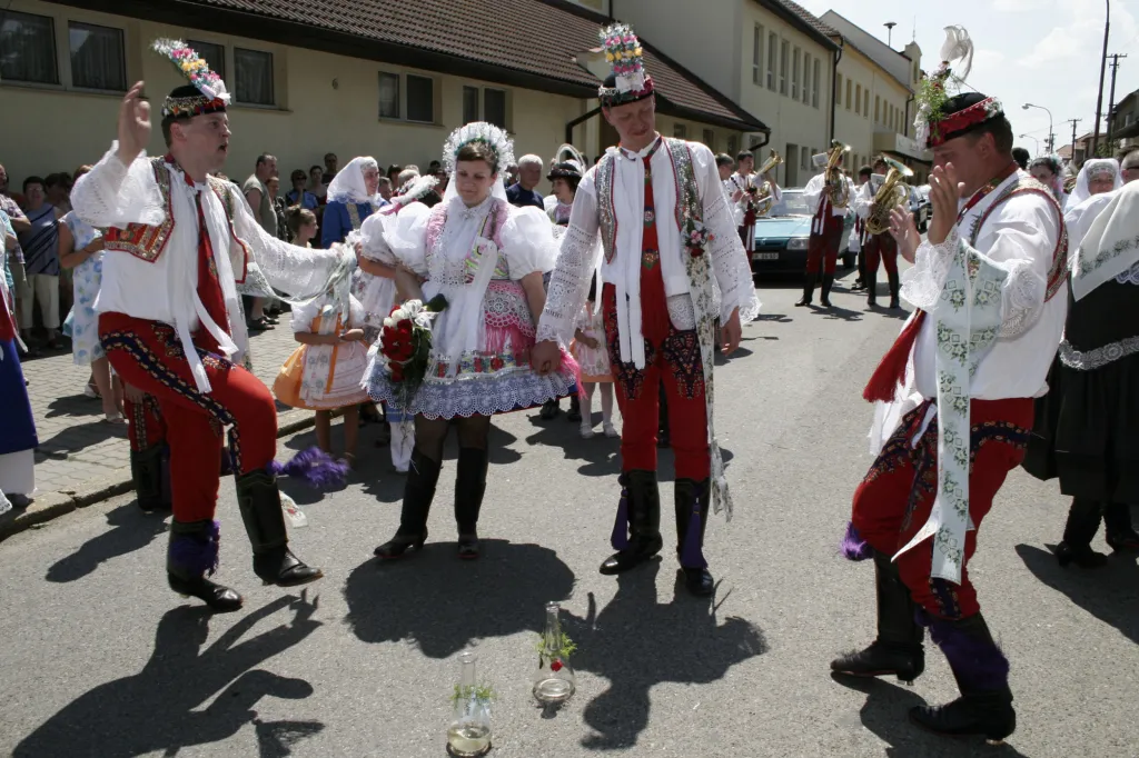 Verbuňk je živá tradice. Dodnes se tančí na hodech, zábavách či svatbách. Na snímku šohajové tancují verbuňk kolem nevěsty a ženicha na pravé slovácké svatbě v Dolních Bojanovicích na Hodonínsku v létě 2007
