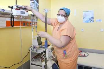 Počet hospitalizovaných s covidem se po víkendovém poklesu vrátil nad dva tisíce