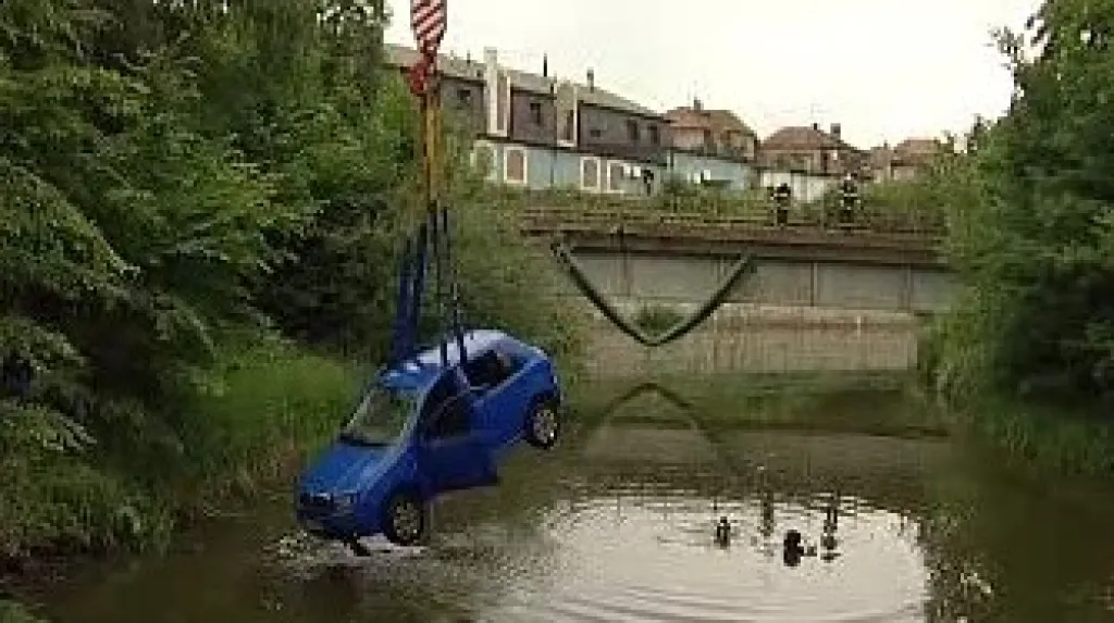 Hasiči vytahují auto z řeky