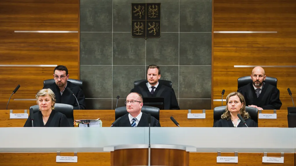 Kárný senát Nejvyššího správního soudu projednal návrh na odvolání exekutora Jaroslava Homoly
