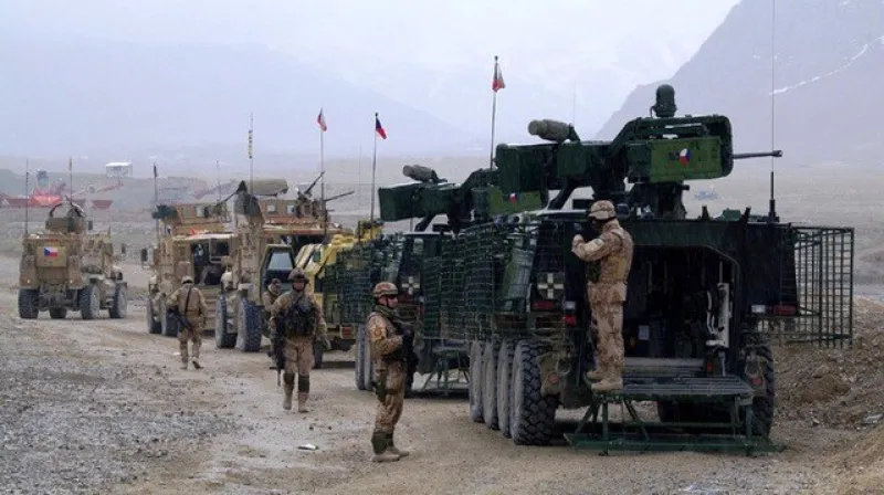 Kolona vozidel českého PRT, v popředí 3x MRAP, za nimi DINGO a nejblíže dvojice PANDURů