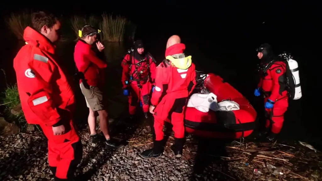 Vodní záchranáři zachraňují lodě na Nových Mlýnech