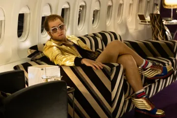 Recenze: Taron Egerton je skvělý Elton John, Rocketman ale ztrácí směr