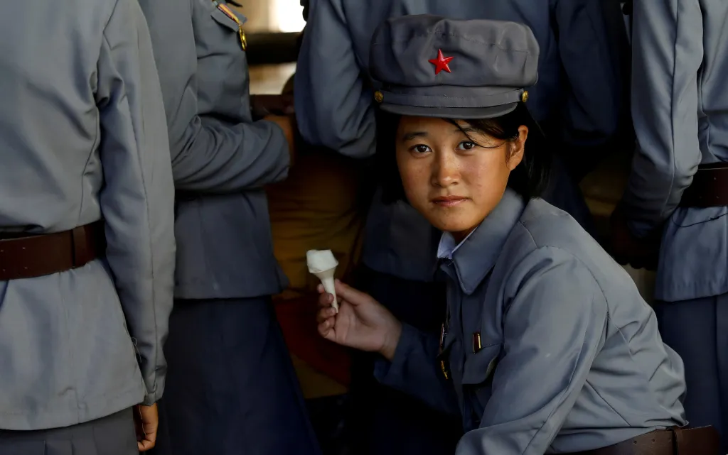 Příslušnice severokorejské armády jí zmrzlinu během návštevy zoo v Pchjongjangu, 2018