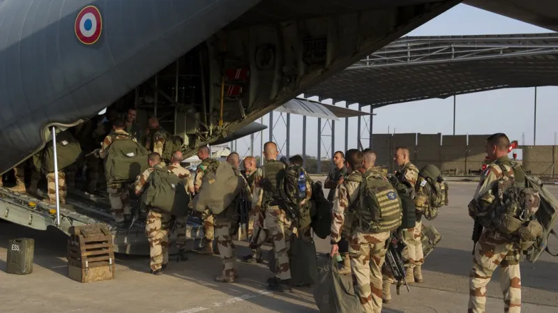 Francouzští vojáci před odletem do Mali