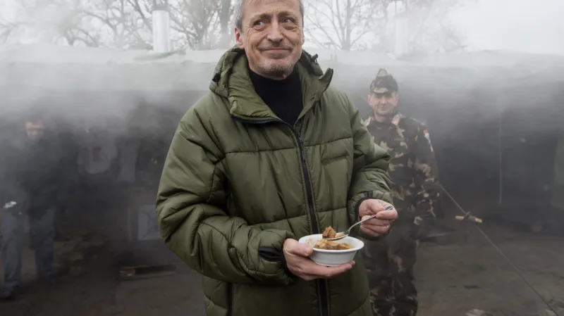 Martin Stropnický na základně Hódmezövásárhely v Maďarsku ochutnává guláš z české polní kuchyně