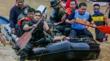Tým záchranářů v Manile evakuuje občany ze zaplavených zón