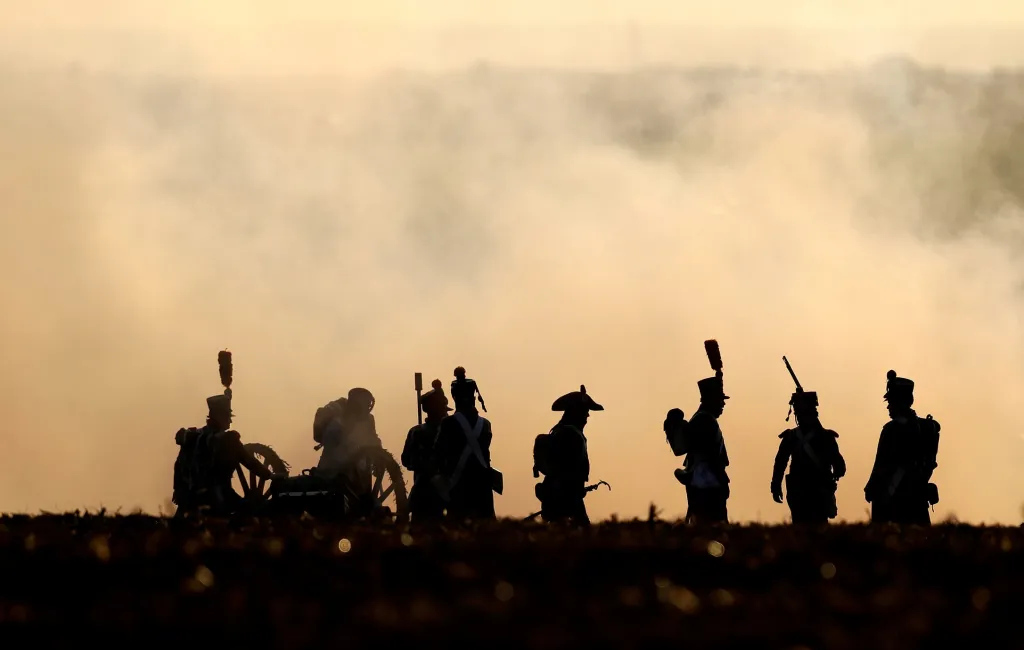 Historičtí nadšenci v kostýmech vojáků rekonstruují slavnou napoleonskou bitvu u Slavkova