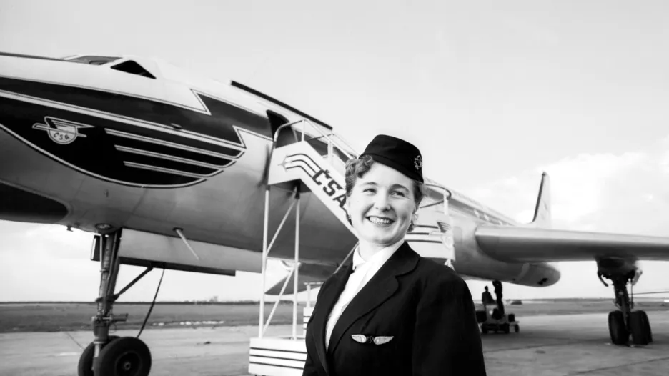Stewardka ČSA Alena Sedláčková na ruzyňském letišti v roce 1958